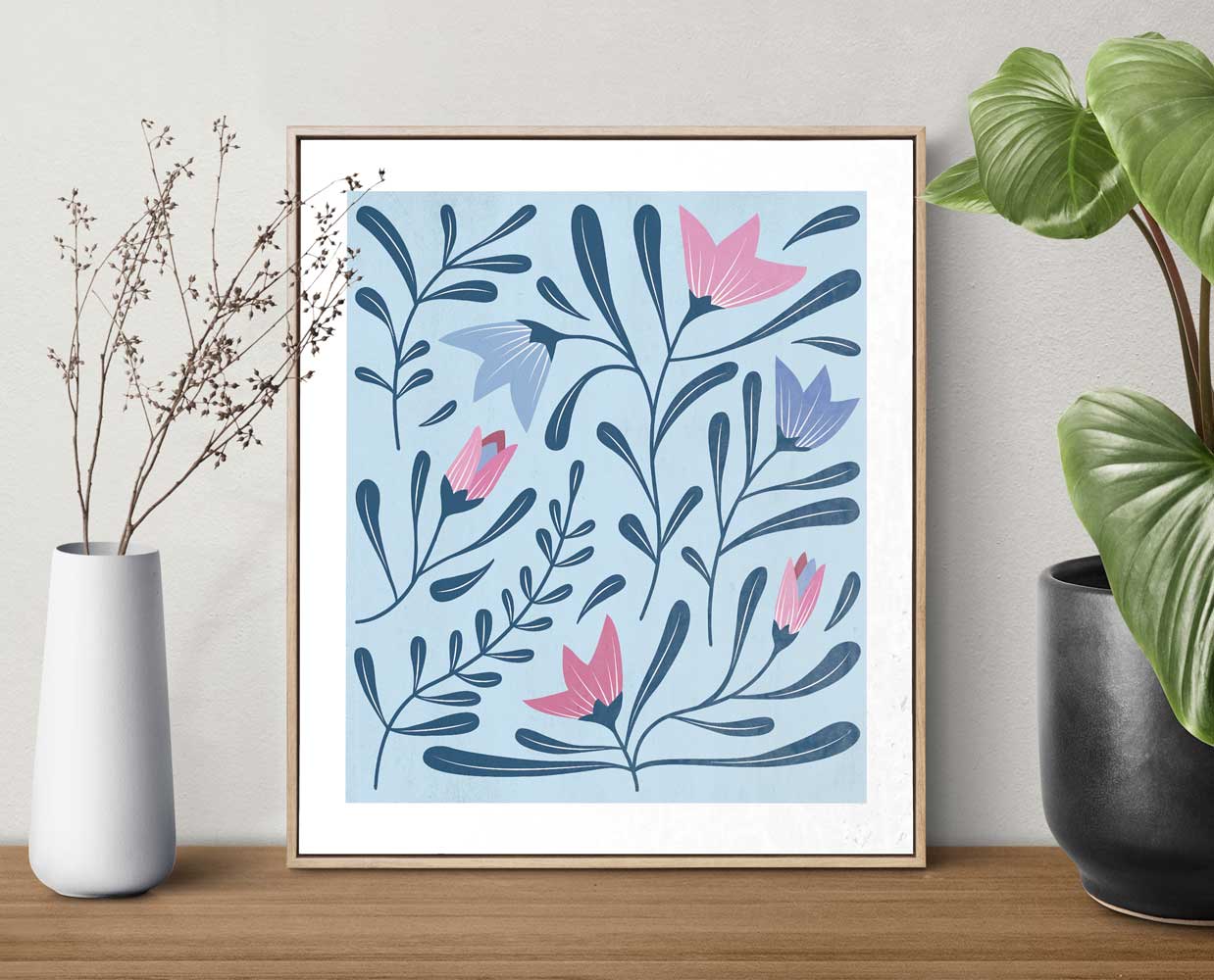 Lámina floral de lirios azules y rosas – ilustración botánica moderna decorativa - Imagen 2