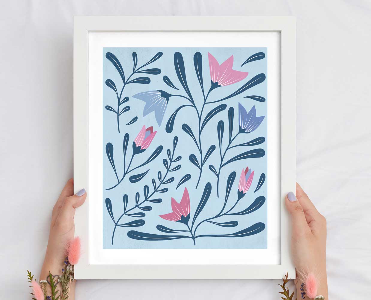 Lámina floral de lirios azules y rosas – ilustración botánica moderna decorativa - Imagen 3