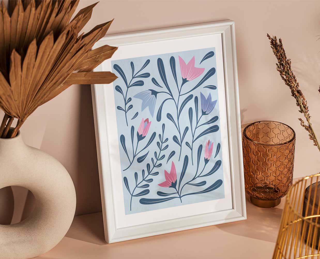 Lámina floral de lirios azules y rosas – ilustración botánica moderna decorativa - Imagen 4