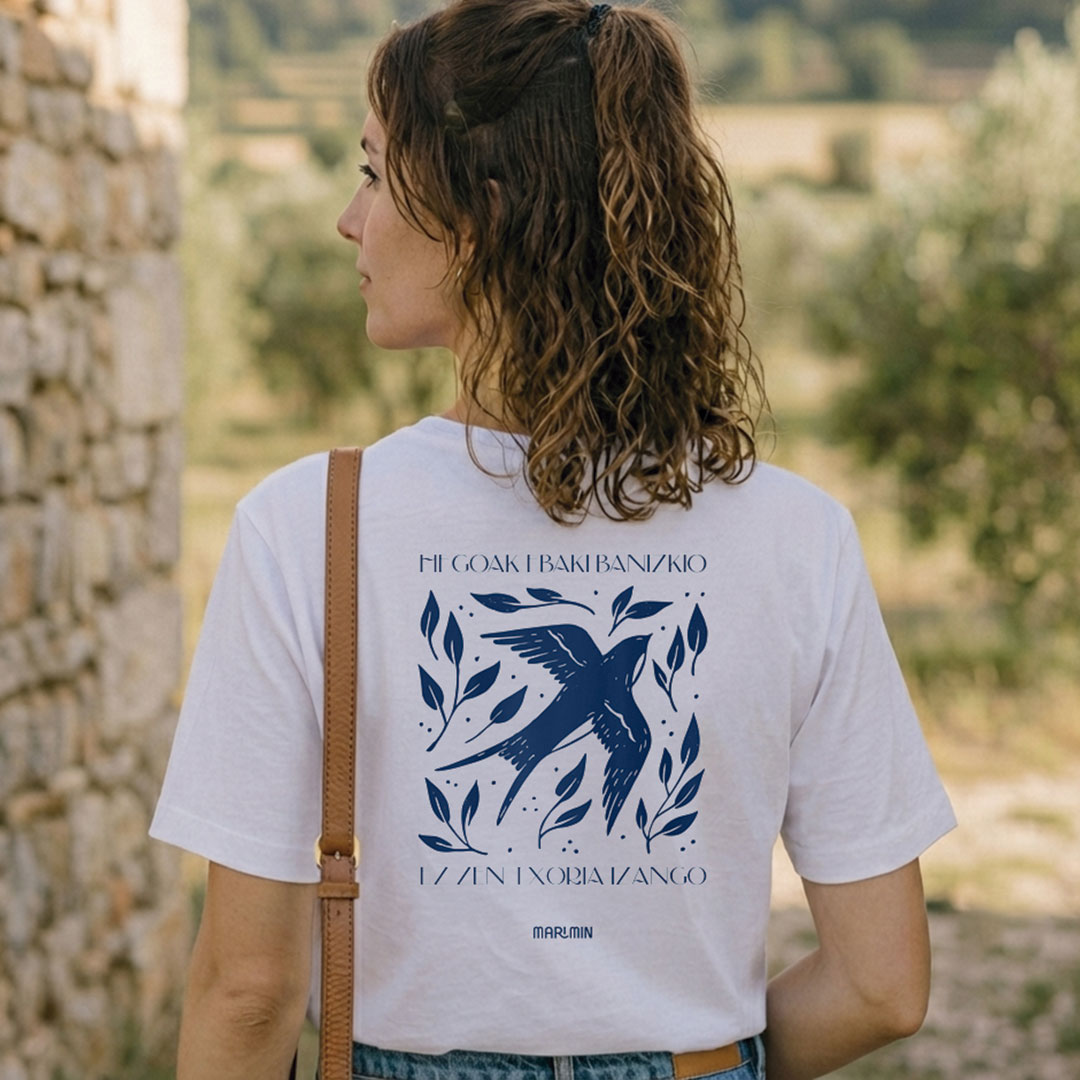 Camiseta de mujer “Hegoak ebaki banizkio”